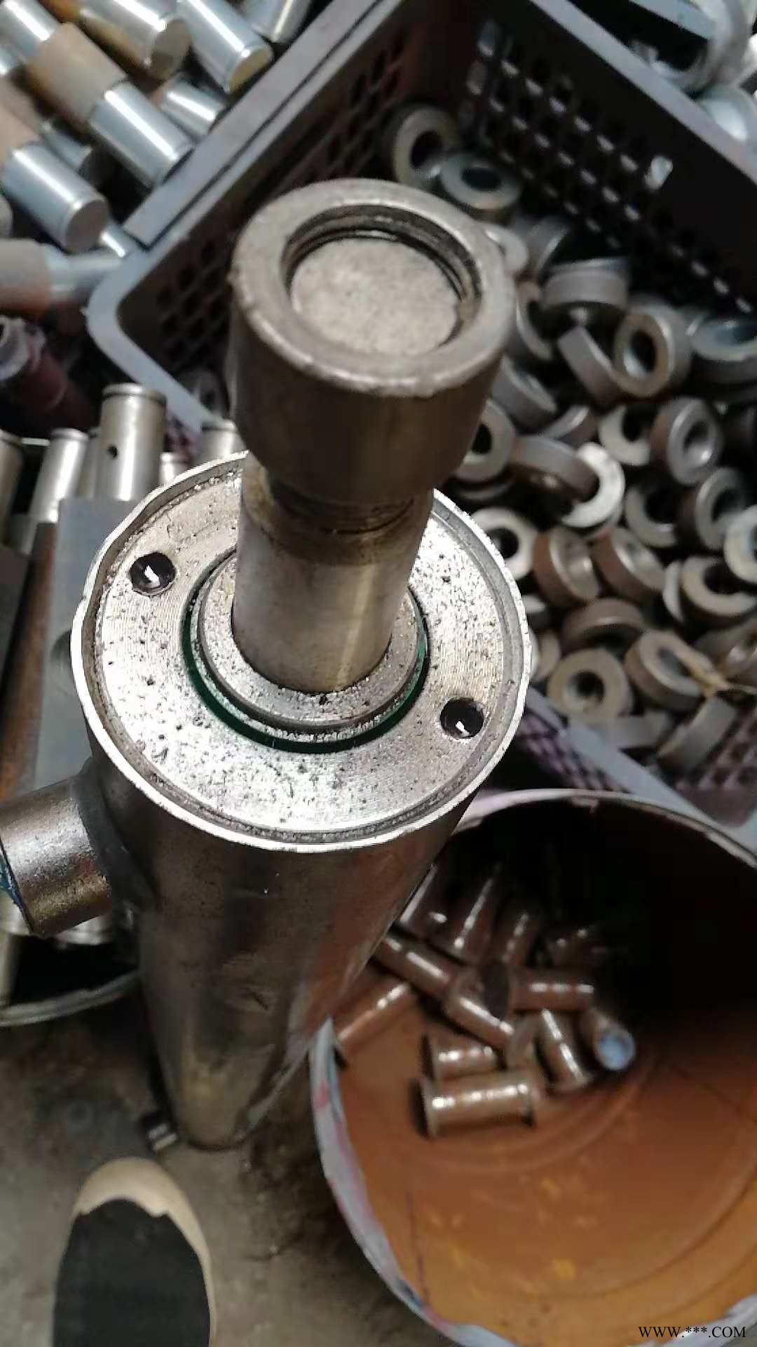 三轮垃圾桶升降器，农用车升降机，塑料垃圾桶提升机，环卫垃圾桶升降液压机图1