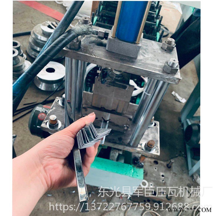 角铁机 压角铁的机器 角铁压型机 角铁冲孔设备 军臣压瓦机 仓储货架成型机器价格图1